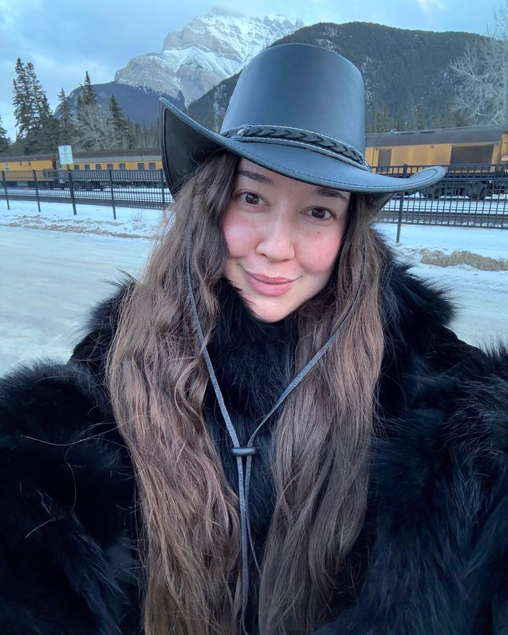 files/happy_girl_banff_alberta_banffnationalpark_canada_snow_winter_wonderland_travel_winteraesthetic_selfie_cowgirlhat_countrygirl.jpg